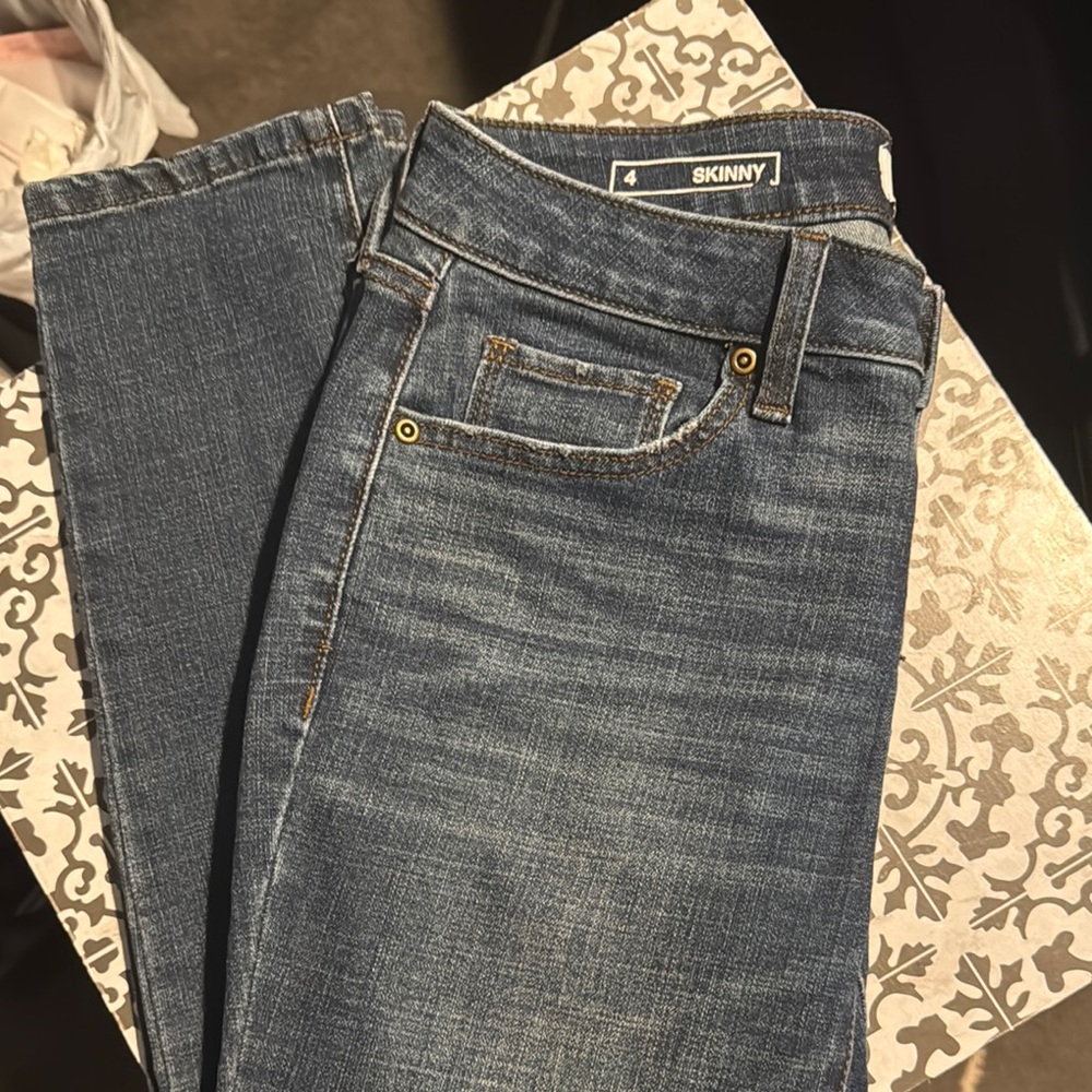 Women’s Blue distressed Skinny Jeans sz. 4 STRETCHY like new